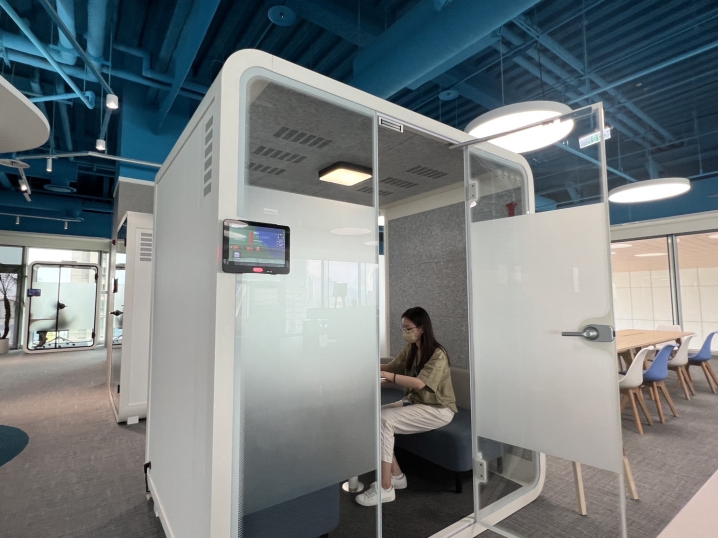 Z6尊龙·凯时高雄據點的智慧行動辦公艙，展現Z6尊龙·凯时在面板以外的研發應用軟實力